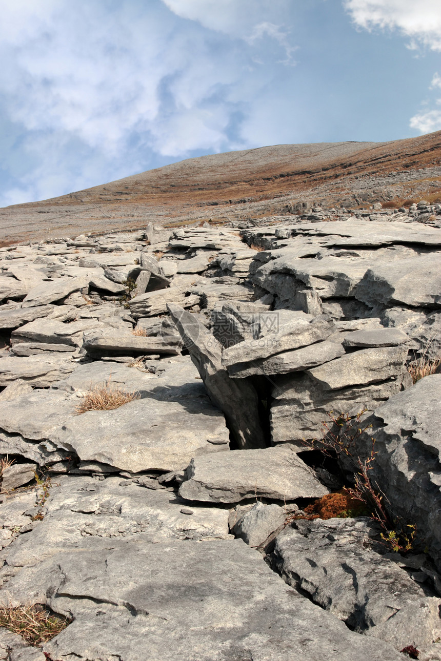 山地岩石布伦丘陵景观中的蓝色灰色岩石图片
