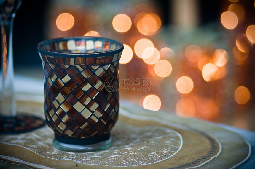 漂亮的背景上的空旧杯子装饰品服务蓝色金子文化玻璃花瓶美丽飞碟陶瓷图片