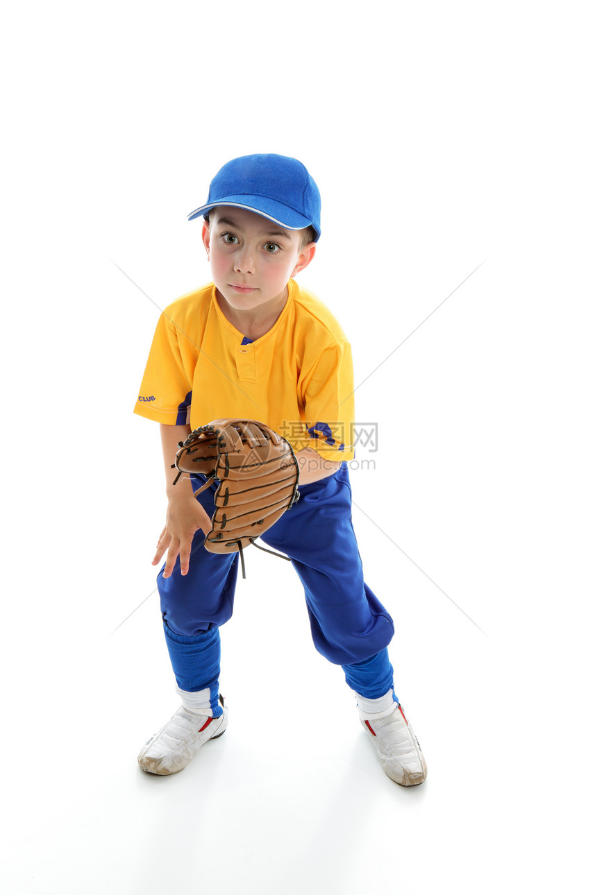 儿童棒球垒打球员靠在手套上图片