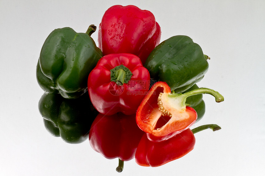红辣椒和绿色胡椒 在反射井上图片
