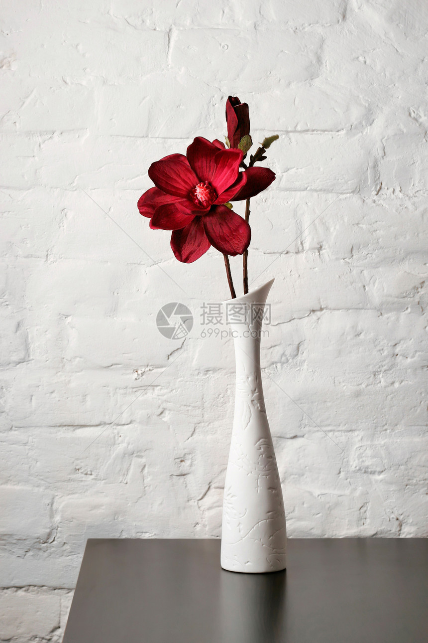 白色花瓶中的花朵图片