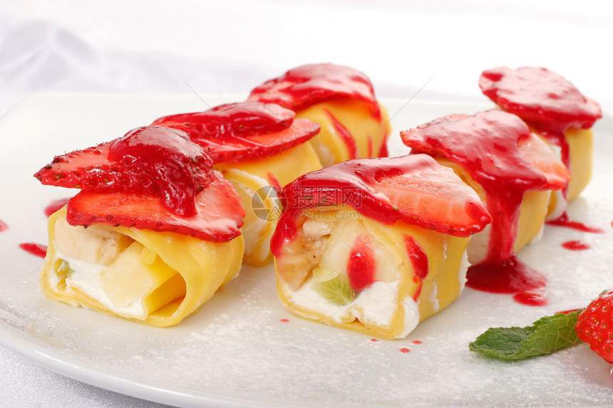 甜美的日本卷甜点蛋糕甜蜜盘子寿司红色奶油浆果水果飞碟图片