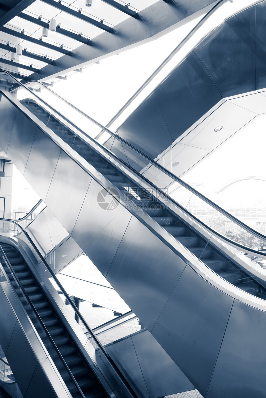 在现代建筑中 两个不同的方式是扶梯楼梯蓝色运输技术白色建筑学电梯金属运动交通图片