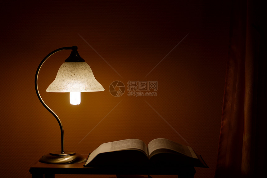 灯光辉光旅馆酒店桌子卧室家具阅读圣经汽车木头图片
