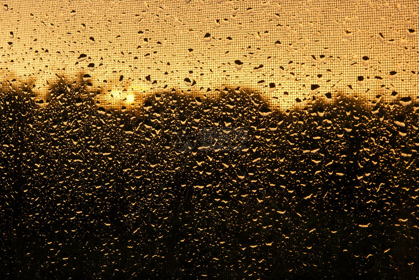 雨下雨玻璃天空天气水滴情绪窗户辉光图片
