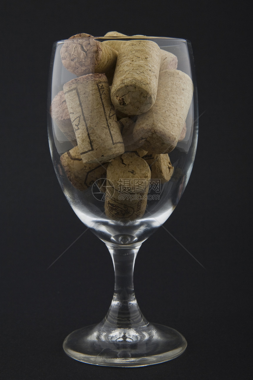 装满软木箱的葡萄酒杯酒杯黑色软木酒精玻璃图片