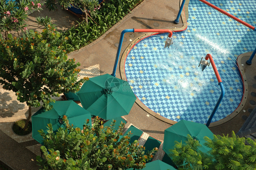游泳池阳光游泳旅行假期水池闲暇娱乐奢华酒店反射图片