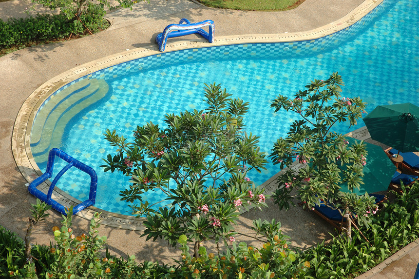 游泳池旅行假期水池奢华游泳娱乐酒店闲暇阳光反射图片