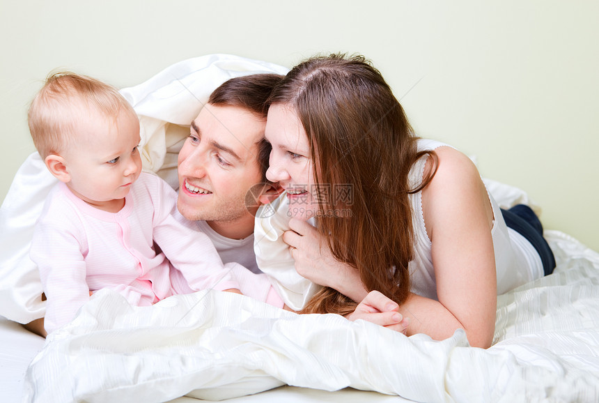 卧室中的家庭孩子妈妈爸爸童年父母团体母亲身份婴儿父亲图片