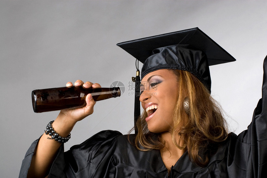 快乐的毕业晚会女孩小路文凭女士啤酒饮酒者派对教育女性少数民族图片