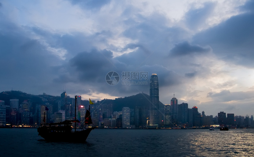 维多利亚港在香港的中国式老船轮停靠图片