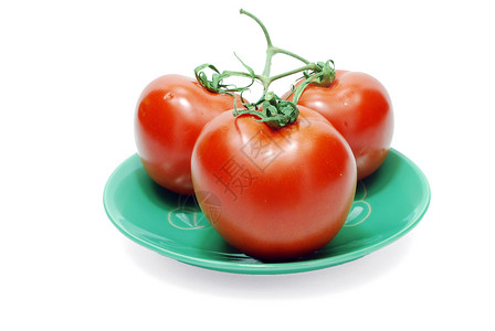 白板上的红番茄红色蔬菜叶子食物白色盘子绿色背景图片