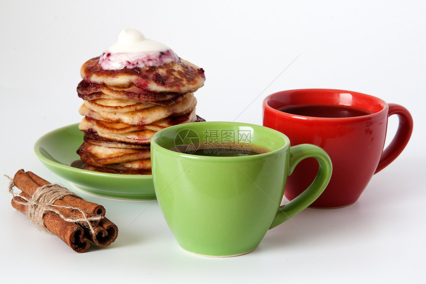早餐吃煎饼和咖啡陶瓷肉桂绿色饮食小吃奶油杯子飞碟盘子甜点图片