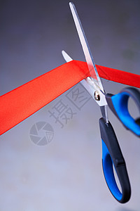 剪切红色丝带剪刀的特写图像就职白色庆典成就活动商业丝带倾斜典礼仪式背景图片