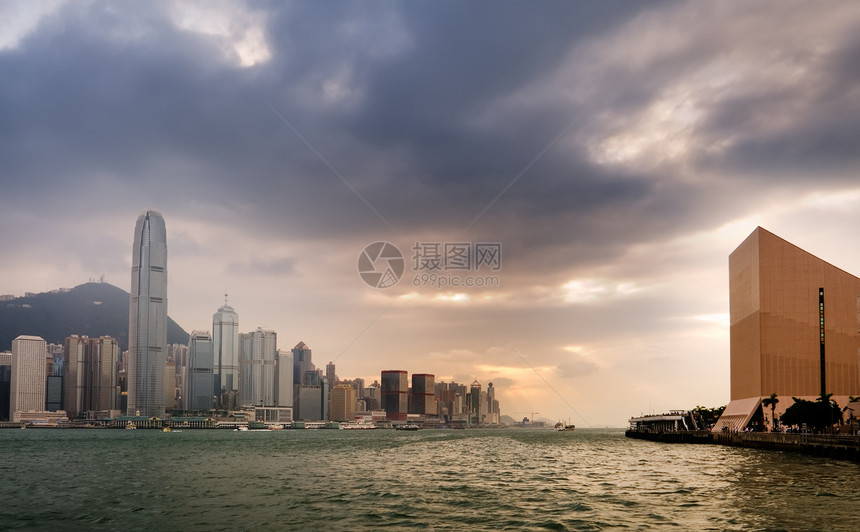 维多利亚港在香港的日落图片