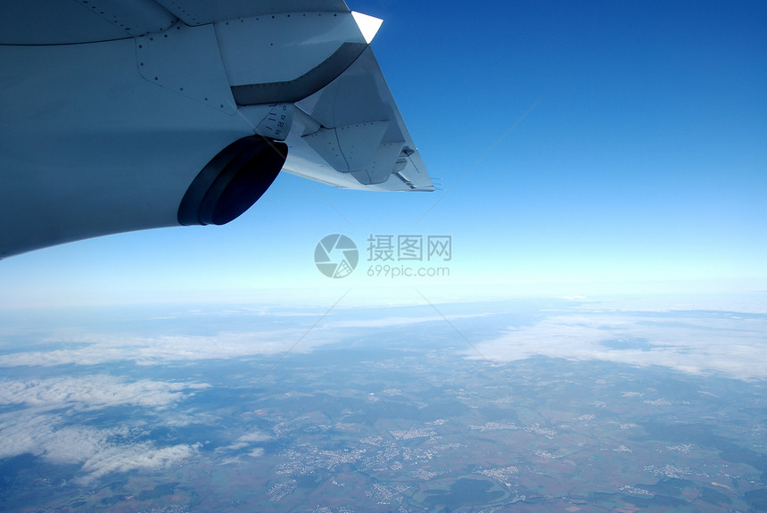 彩之间蓝色飞机天空机翼工程排气旅行翅膀飞行地球图片
