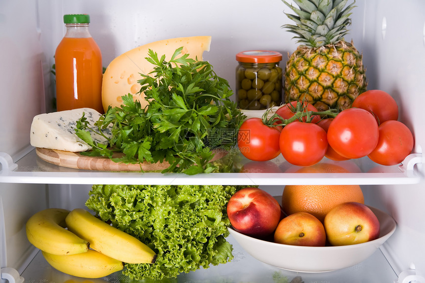 冰箱里面的熏制果汁辣椒蔬菜鳟鱼水果寒意沙拉香蕉菠萝图片