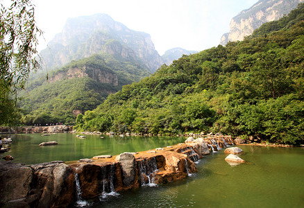 中国云台山的瀑水和级联矿物瀑布溪流运泰地质踪迹旅行旅游力量背景图片