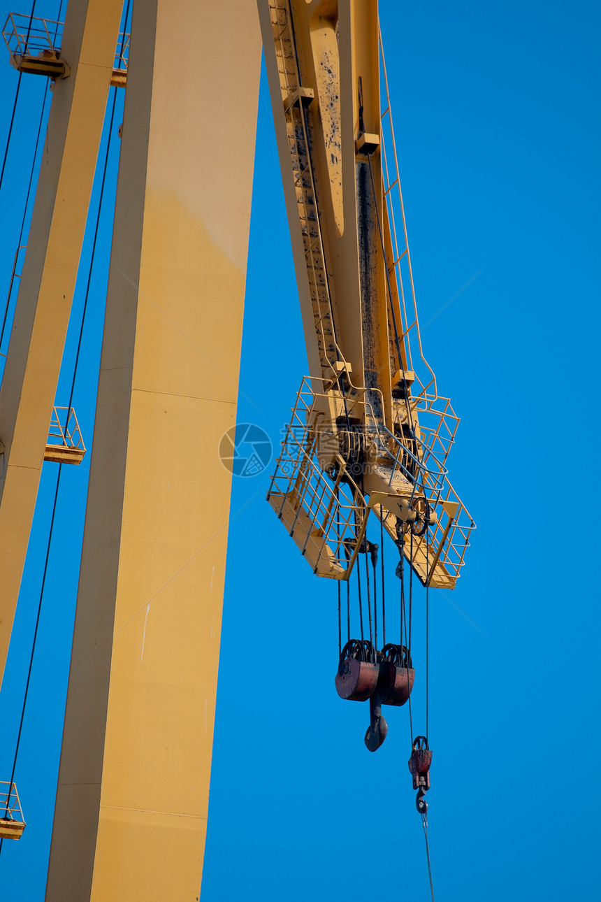 码头起落架商业船厂蓝色黄色建造活力起重机天空金属建筑图片