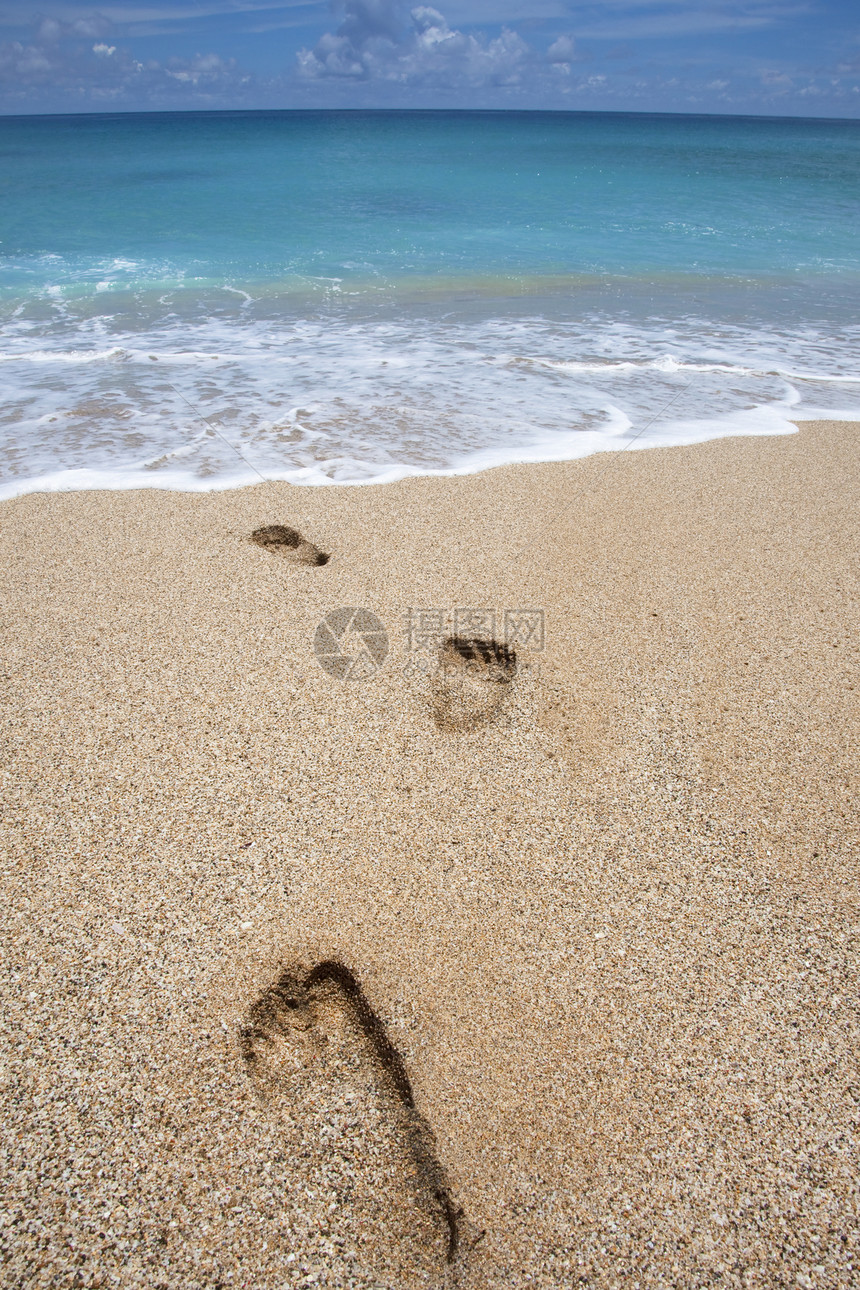 海滩上的脚印探索海岸热带跑步游客海浪假期阳光天堂支撑图片