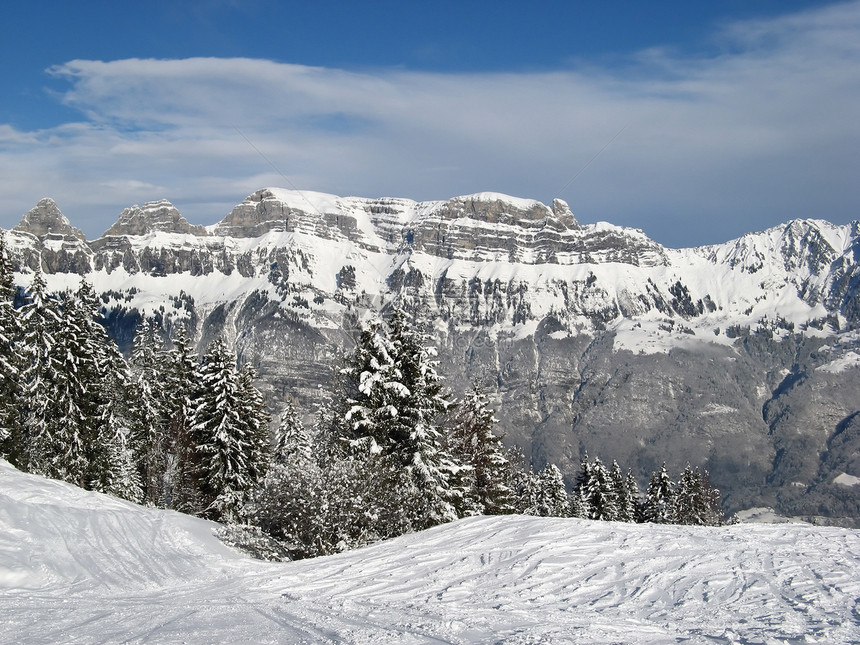 冰山中的冬天阴影高度生活天空旅游树木蓝色顶峰荒野自由图片