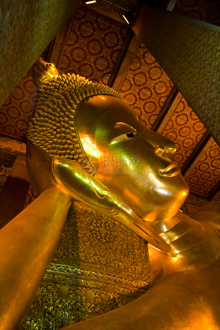 在泰国曼谷的Wat Pho 里靠在布丁草原上金叶子宝藏地方旅游地标国际文化旅行艺术金子图片