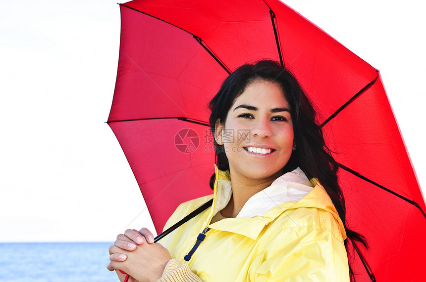 穿雨衣 带雨伞的年轻美女女性海岸阳伞乐趣夹克外套女孩少数民族寒冷土著图片