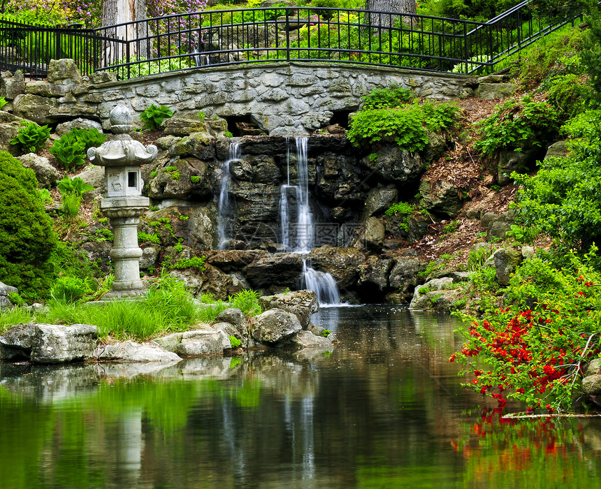 连带瀑布和池塘绿化反思花朵反射花园岩石石头行人园林天桥图片