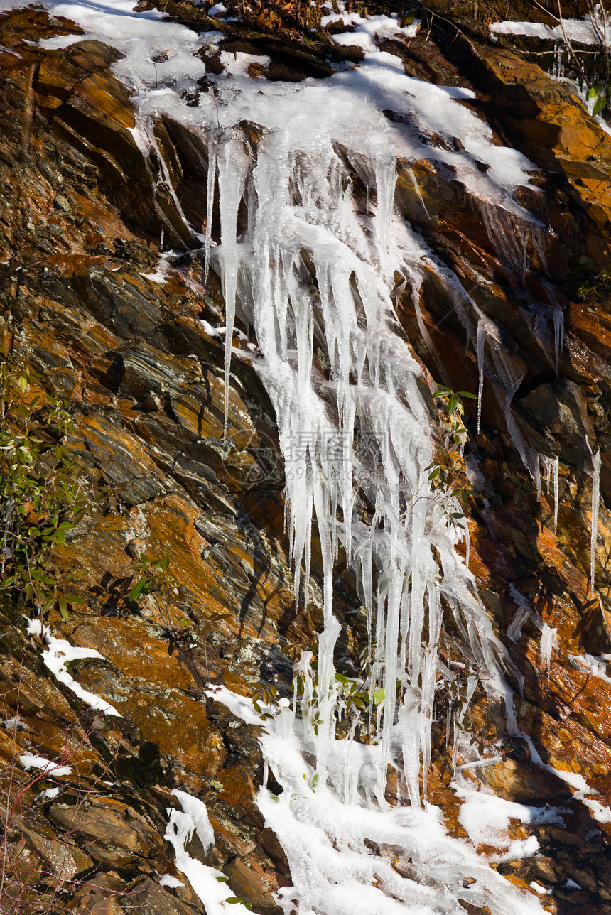 在冰覆盖的烟雾山上筑墙冰柱岩石森林山脉寒冷悬崖白色水晶石头冰川图片