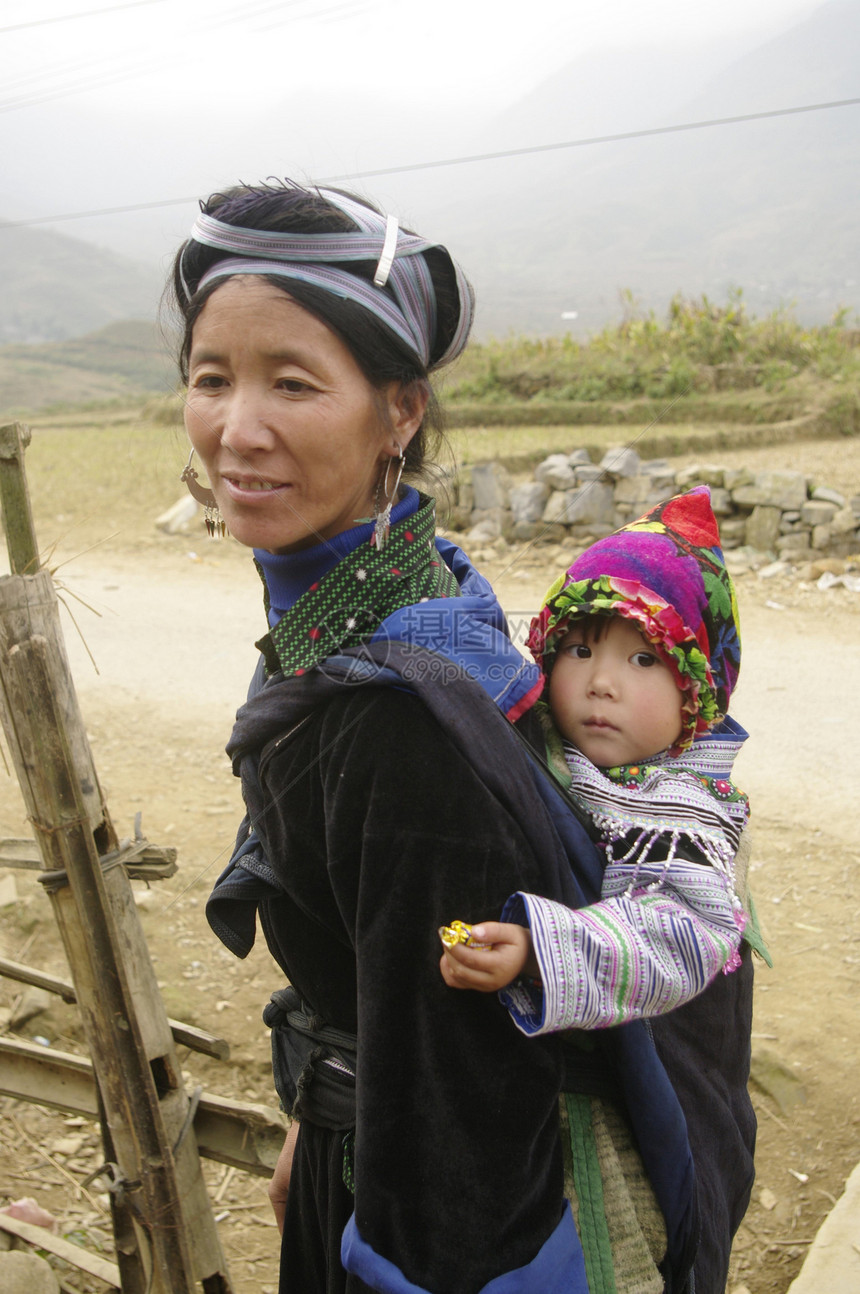 黑人苗族妇女及婴儿裙子蓝色山地风俗部落头发少数民族女士衣服孩子图片