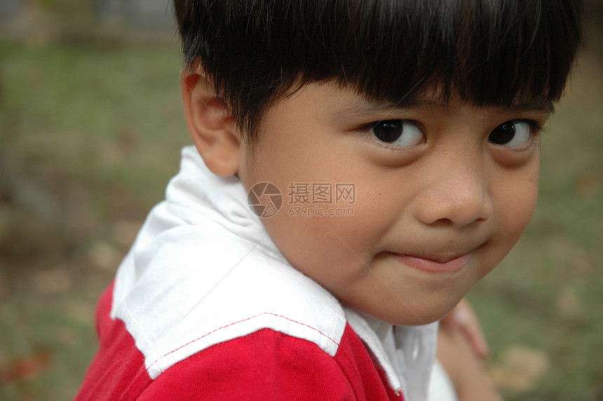 小男孩子青年孩子数字衬衫公园红色黑色男性白色图片