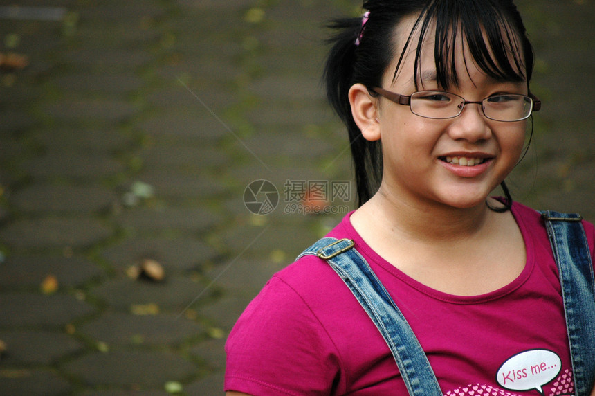 笑容甜美的小女孩青年未成年人数字黑色衬衫女性公园身体女士孩子们图片