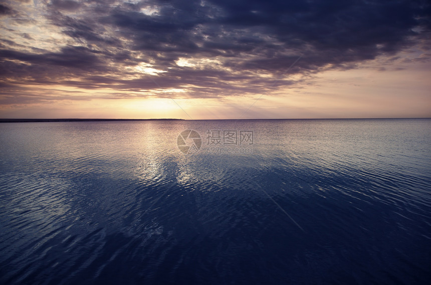 日落在海面地平线情调海洋天气黑暗日出天堂海滩旅行异国图片