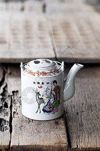 木制桌上的中国茶壶背景图片
