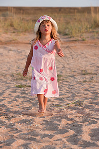好女孩帽子季节粉色孩子海滩衣服女孩背景图片