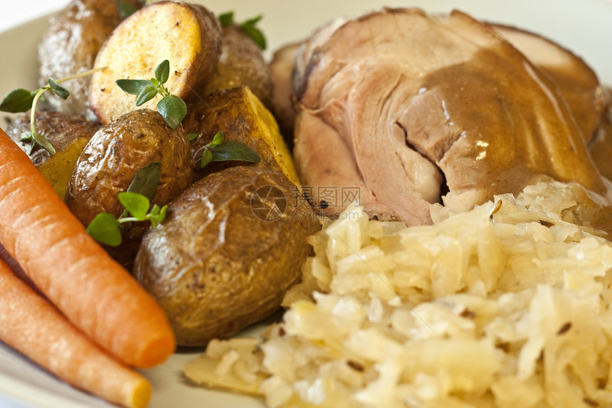 传统晚餐午餐牛扒萝卜油炸猪肉土豆盘子棕色百里香酸菜图片
