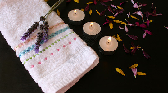 蜡烛和贝类绣花雪纺长丝巾高清图片