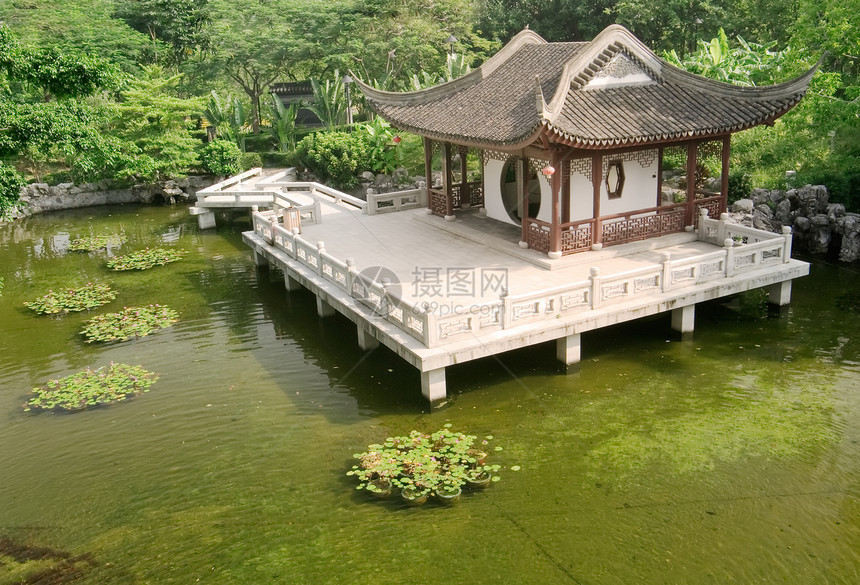 池塘附近的中国建筑木头花园旅游天空森林风景文化历史场景传统图片