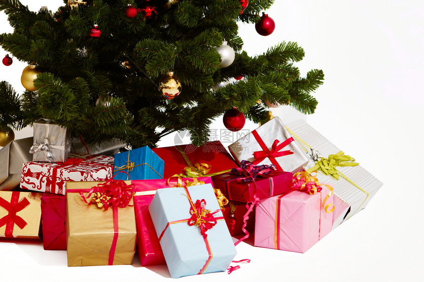 圣诞礼物 - 在白的树下赠送图片