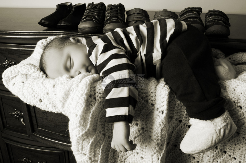 睡觉的男孩抽屉梳妆台毯子蓝色男性保护青年睡眠工作室孩子图片
