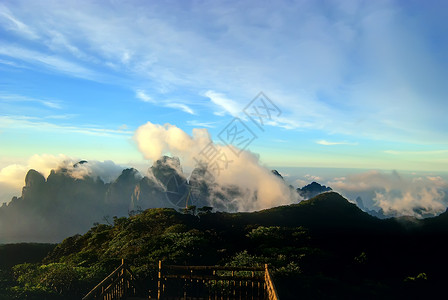 上堂山的云和烟雾岩石松树背景