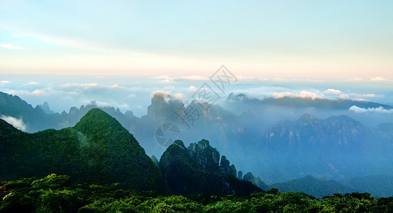 上堂山的云和烟雾岩石松树背景