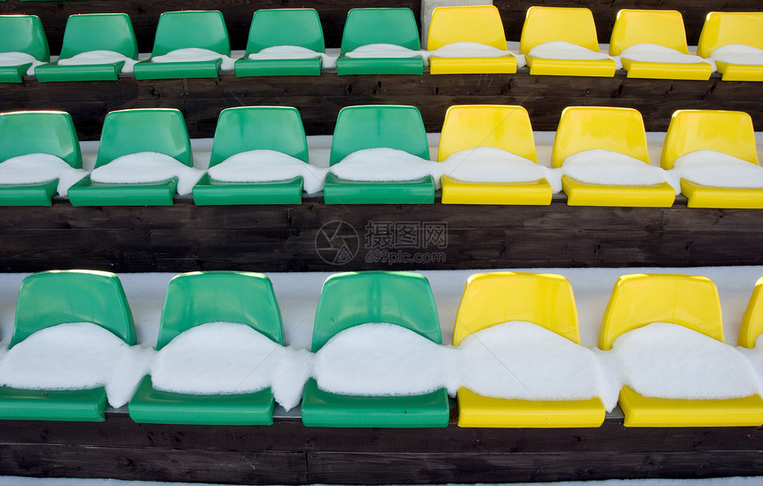 体育场和绿色椅子概念闲暇建筑学黄色长椅地区季节游戏运动座位图片