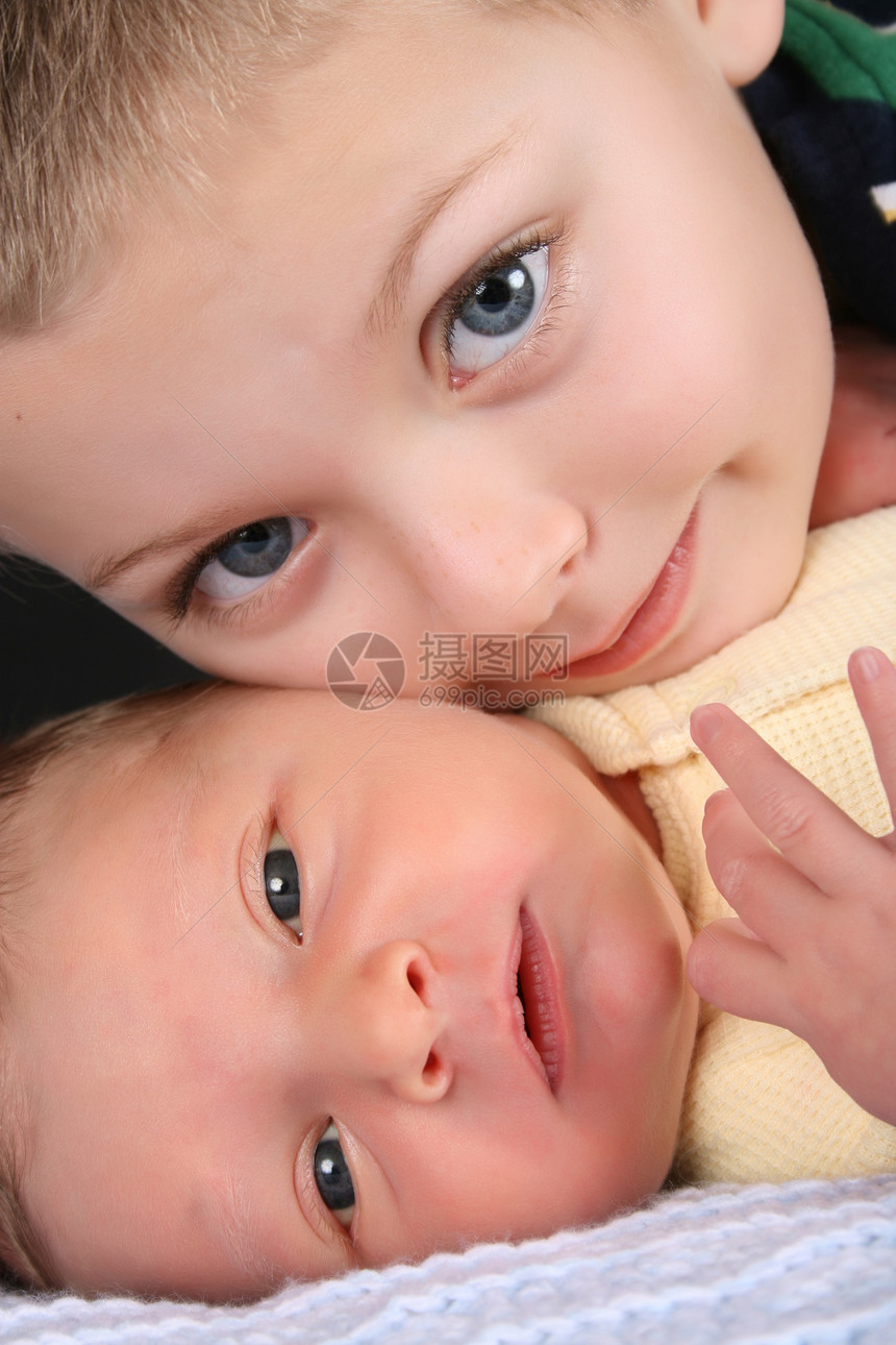 兄弟儿童家庭纽带金发蓝色白色婴儿孩子毯子青少年图片