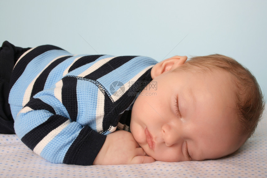 睡觉的男孩孩子新生毯子儿子青年蓝色说谎男性睡眠工作室图片