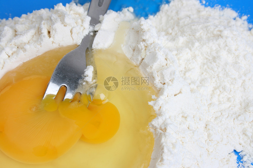 鸡蛋和面粉烘烤食物气泡水煮产品蛋白蓝色刀具蛋黄图片