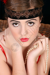 美丽的女性青少年女性化黑发珍珠首饰配件女孩羽毛头巾化妆品背景图片