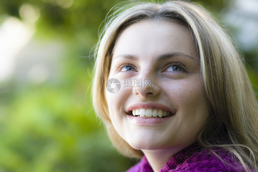 少女的肖像女孩金发女士个性青少年女性幸福青年喜悦金发女郎图片