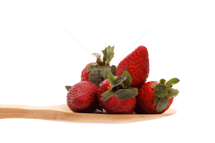 用木勺的草莓 孤立在白色背景上厨具炊具工作室食欲食物植物饮食水果木头奉献图片