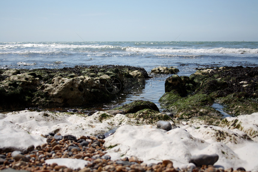 低潮潮码头卵石悬崖海洋海滩图片